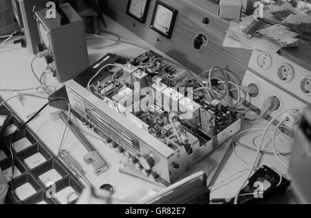 La radio e la televisione tecnico 1969 Foto Stock