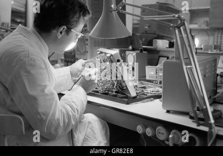 La radio e la televisione tecnico 1969 Foto Stock