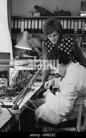 La radio e la televisione tecnico 1969 Foto Stock