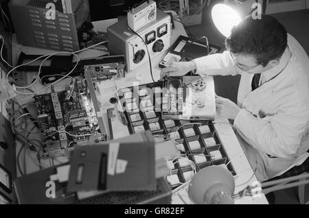 La radio e la televisione tecnico 1969 Foto Stock