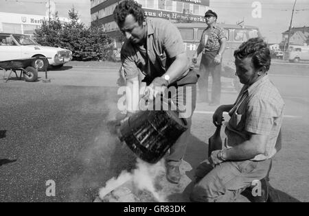 Tar per la costruzione di strade 1972 BW Foto Stock