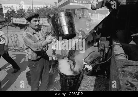 Tar per la costruzione di strade 1972 BW Foto Stock