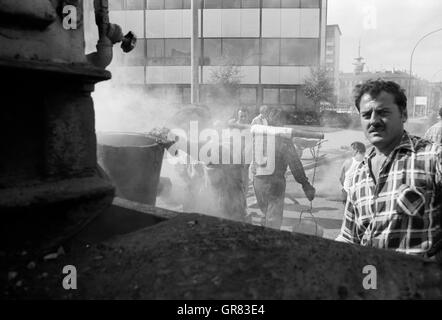 Tar per la costruzione di strade 1972 BW Foto Stock