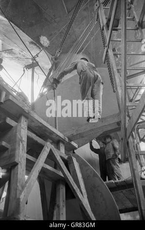 I lavoratori del cantiere 1971 BW Foto Stock