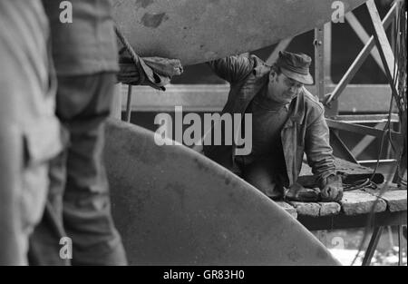 I lavoratori del cantiere 1971 BW Foto Stock