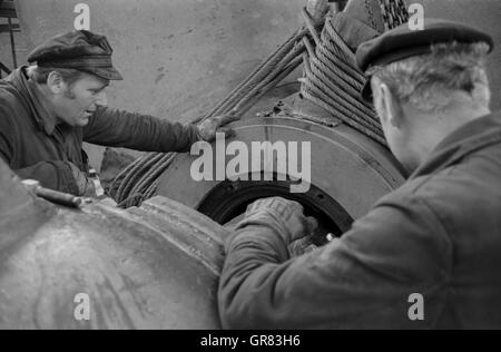 I lavoratori del cantiere 1971 BW Foto Stock