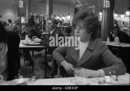 Stazione ferroviaria 1971 BW Foto Stock