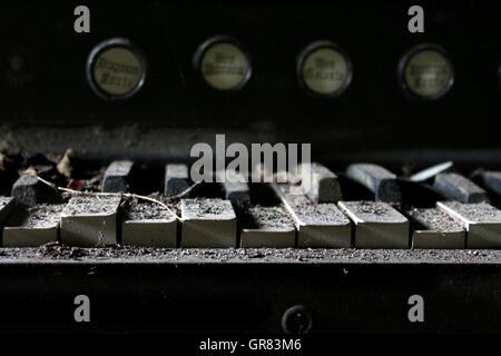 Vecchia Cappella abbandonata Organ siede rotto e dimenticato sotto uno strato di polvere, gesso e detriti. in Ceredigion West Wales Foto Stock