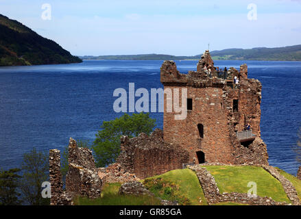 La Scozia, le rovine del castello Urquhart in Loch Ness Foto Stock