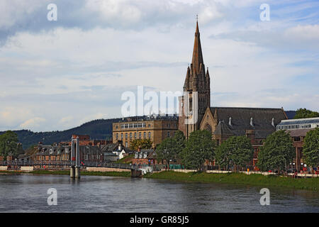 La Scozia, il centro città di Inverness in fiume Ness Foto Stock