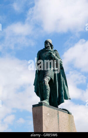 Statua scultura di Viking explorer Leif Erikson o Leifur Eriksson. Reykjavik, Islanda Foto Stock