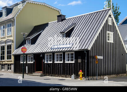 Più antica casa ora un ristorante tradizionale nel vecchio edificio in legno. Aðalstraeti, Reykjavik, Islanda Foto Stock
