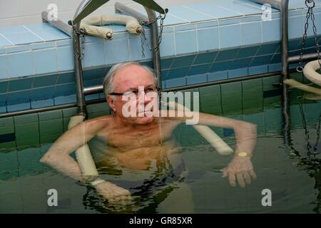 L'uomo, Senior sospeso in bagno di peso nella Spa Cegled Foto Stock