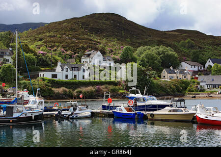 La Scozia, il Ebridi Interne, Isola di Skye, luogo Kyleakin, piccolo porto Foto Stock