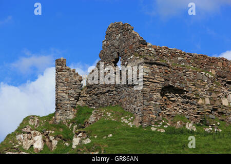 La Scozia, il Ebridi Interne, Isola di Skye, Trotternish peninsula, paesaggi con Duntulm con castello in rovina Foto Stock