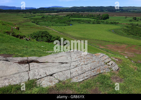 La Scozia, Kilmartin Glen, resti di ex fort Dun, Dunadd o anche Hillfort, rock record sulla collina del fort Foto Stock