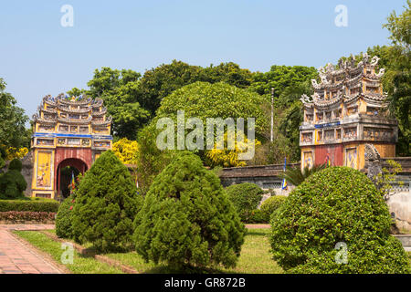 Cancelli di cerimoniale di Tien appeso Mieu Temple, Città Imperiale, Tonalità Viet Nam Foto Stock