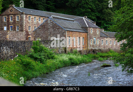 La Scozia, New Lanark in Scozia, con Lanark nella contea South Lanarkshire, ex cotone centro di fabbricazione dal fiume Cly Foto Stock