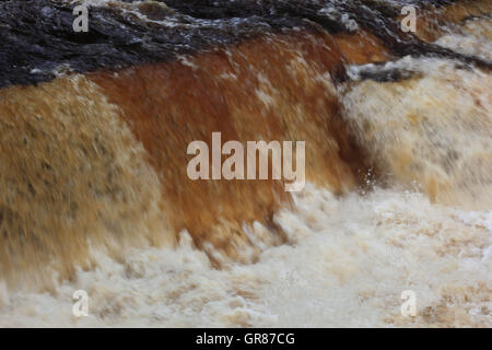 La Scozia, New Lanark in Scozia, con Lanark nella contea South Lanarkshire, impetuoso fiume Clyde con la ex uomo di cotone Foto Stock