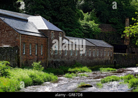 La Scozia, New Lanark in Scozia, con Lanark nella contea South Lanarkshire, ex cotone centro di fabbricazione dal fiume Cly Foto Stock