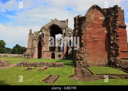 La Scozia, il chiostro Melrose, Melrose Abbey, costruisce circa 1136 Foto Stock