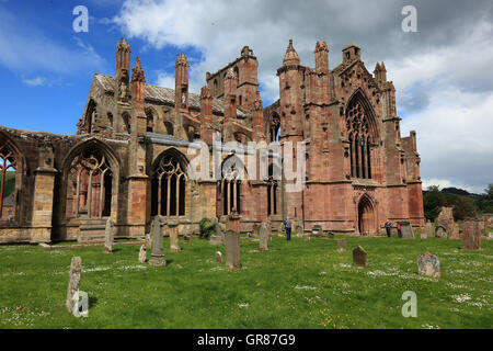 La Scozia, il chiostro Melrose, Melrose Abbey, costruisce circa 1136, lapidi Foto Stock