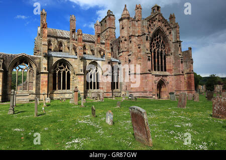 La Scozia, il chiostro Melrose, Melrose Abbey, costruisce circa 1136, lapidi Foto Stock