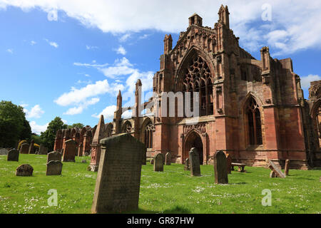 La Scozia, il chiostro Melrose, Melrose Abbey, costruisce circa 1136, lapidi Foto Stock