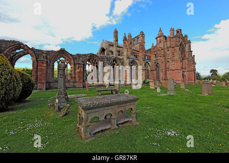 La Scozia, il chiostro Melrose, Melrose Abbey, costruisce circa 1136 Foto Stock