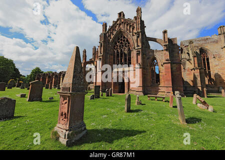 La Scozia, il chiostro Melrose, Melrose Abbey, costruisce circa 1136, tombe Foto Stock