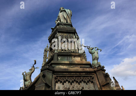 La Scozia, Edimburgo, la statua di Walter Francesco Montagu Douglas Scott, 5Th Duca di Buccleuch, 7Th Duca di Queensberry su p Foto Stock