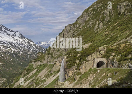 Corsa sul lato occidentale del Sustenpass Foto Stock