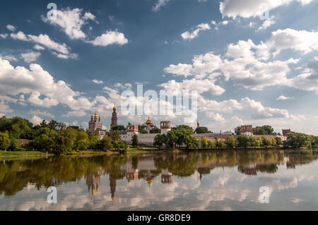 Il Convento Novodevichy, noto anche come monastero Bogoroditse-Smolensky o le nuove fanciulle monastero". Chiesa Ortodossa Russa. Foto Stock