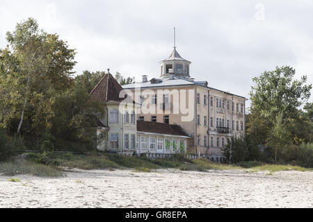 Precedentemente noto come magnifiche spiagge e stabilimenti balneari e gli alberghi possono essere trovati sul Mar Baltico spiaggia di Jurmala, non lontano da Riga Foto Stock