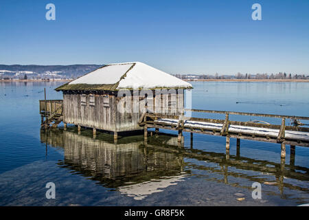 Vecchia capanna di balneazione sulle rive del lago di Kochel Foto Stock