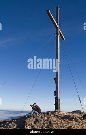 Vertice di croce sulla Jochberg Walchensee in montagna Foto Stock