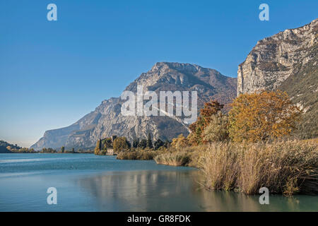 Autunno sul lago di Toblino un idilliaco lago in Trentino Foto Stock