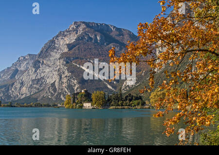 Autunno al lago di Toblino un idilliaco lago in Trentino Foto Stock