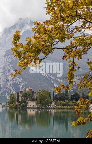 Autunno sul lago di Toblino un idilliaco lago in Trentino Foto Stock