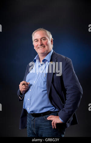 Chris Riddell, il British illustrator e occasionali di scrittore di libri per bambini e un fumettista politico per l'osservatore, al Edinburgh International Book Festival. Edimburgo, Scozia. 27 Agosto 2016 Foto Stock