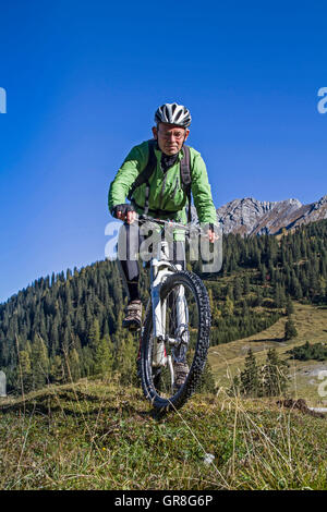 Gli amanti della mountain bike sulla strada di Falkenhütte in montagna Karwendel Foto Stock