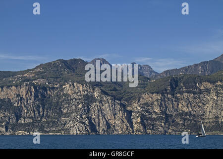 Vista da Malcesine sull'altopiano di Tremosine e Tignale con i suoi numerosi piccoli villaggi Foto Stock