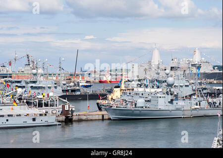 Kiel, Germania, 20 giugno 2015 navi militari sulla nave aperto a Kiel. Foto Stock