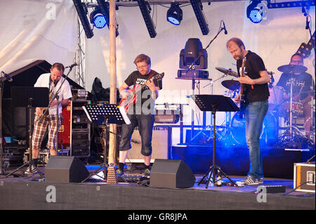 Norwegian Progressive Rock Band Live Panzerpappa al 26. Zappanale In Bad Doberan, Germania, 2015 luglio 17. Foto Stock