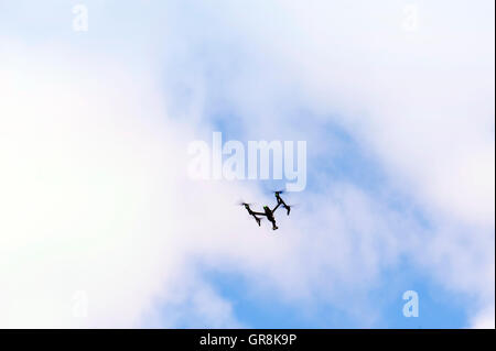 Flying Quadrocopter nel cielo Foto Stock