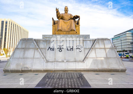 Statua di Sejong il grande re a Gwanghwamun Plaza a Seul, in Corea del Sud. Foto Stock
