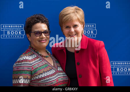Scottish Primo Ministro e il leader del Partito nazionale scozzese, Nicola Storione insieme con il Poeta scozzese Jackie Kay. Foto Stock