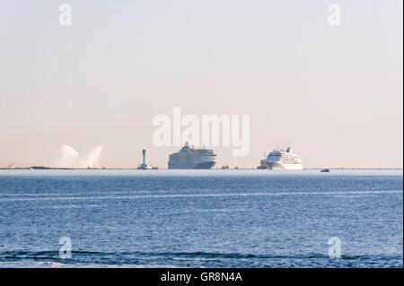 Cruiser Queen Elizabeth nel porto di Kiel, Germania, 24.07.12 Foto Stock