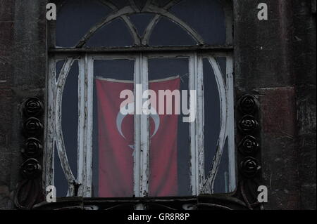 Istanbul-Turkish bandiera nella finestra Foto Stock