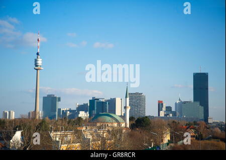 Moschea a Hubertusdamm a Vienna con la città delle Nazioni Unite in background Foto Stock